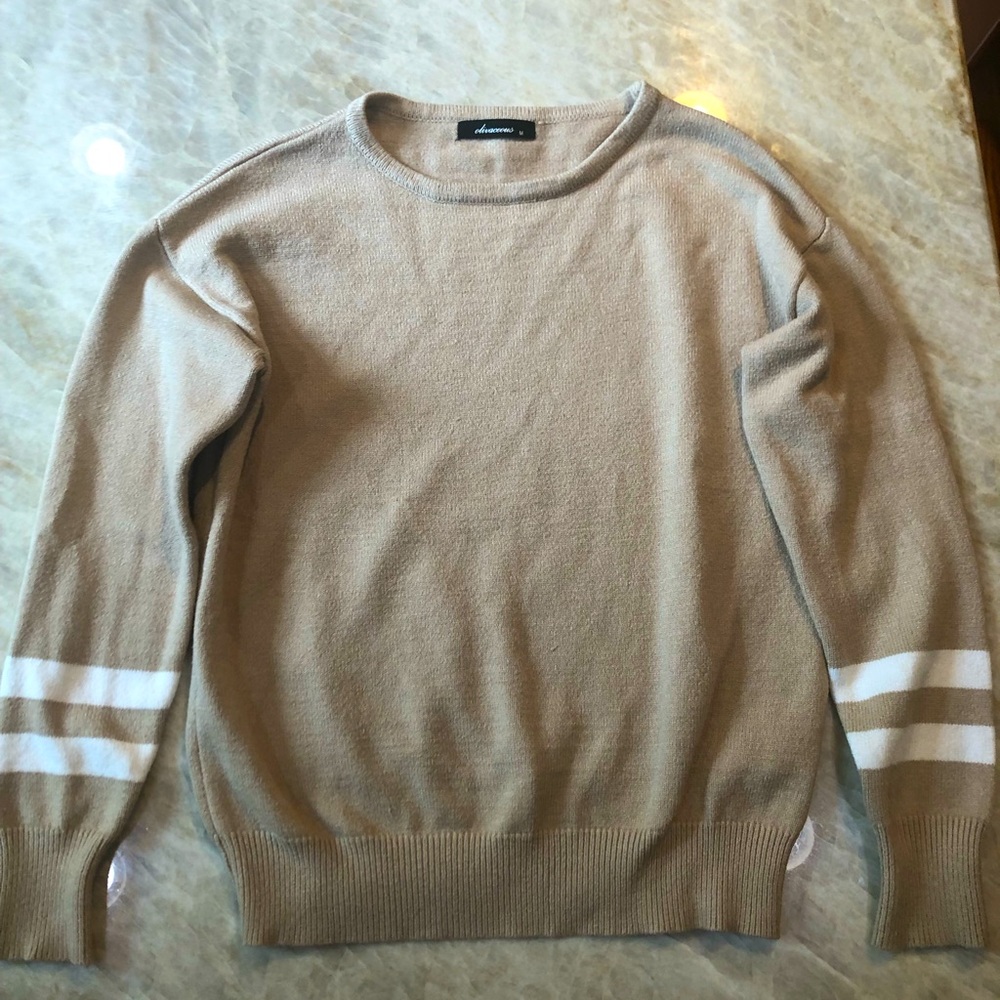 Olivaceous woman’s sweater size M. Tan.